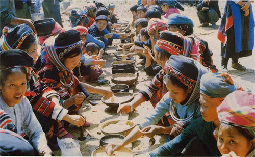 Ăn mèn mén trong lễ ma khô Ăn mèn mén trong lễ ma khô