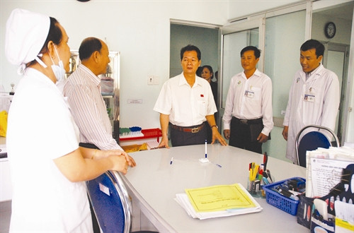 Lãnh đạo tỉnh Cà Mau kiểm tra công tác khám, chữa bệnh bằng BHYT tại các cơ sở y tế của địa phương Lãnh đạo tỉnh Cà Mau kiểm tra công tác khám, chữa bệnh bằng BHYT tại các cơ sở y tế của địa phương
