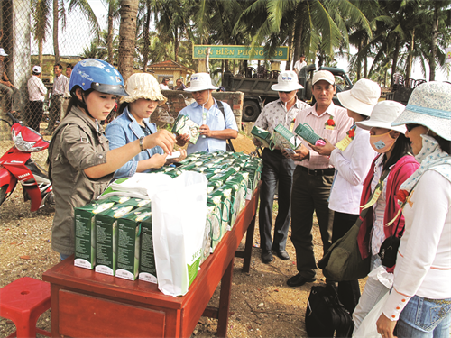 Tỏi được đóng hộp bán cho du khách và người dân