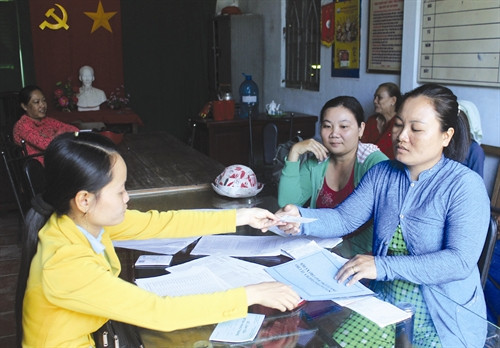 Từ cuối năm 2014 đến nay, tỉnh Hậu Giang đã cấp thẻ bảo hiểm y tế cho trên 6.500 người là đồng bào dân tộc thiếu số. Ảnh: Xuân Dự- TTXVN Từ cuối năm 2014 đến nay, tỉnh Hậu Giang đã cấp thẻ bảo hiểm y tế cho trên 6.500 người là đồng bào dân tộc thiếu số. Ảnh: Xuân Dự- TTXVN