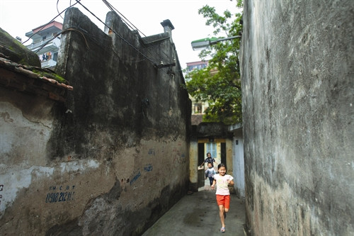 Một trong những con ngõ nhỏ trong làng