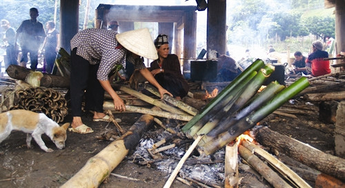 Chị em phụ nữ Xê-đăng nấu, nướng thức ăn phục vụ buổi lễ
