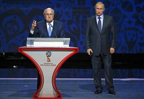 Chủ tịch FIFA Blatter (trái) và Tổng thống Nga Putin tại lễ bốc thăm chia bảng. Ảnh: Reuters Chủ tịch FIFA Blatter (trái) và Tổng thống Nga Putin tại lễ bốc thăm chia bảng. Ảnh: Reuters