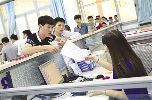 Những ngày cuối tuần, lượng hồ sơ xin rút vẫn rất cao. Ảnh: Laodong.vn