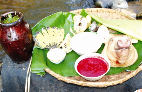 Mâm cúng gồm: thịt lợn, nải chuối, ché rượu cần...