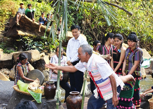 Già làng rẩy nước lên đồ cúng để xin "thần Nước" ban mọi điều tốt lành đến với bon làng
