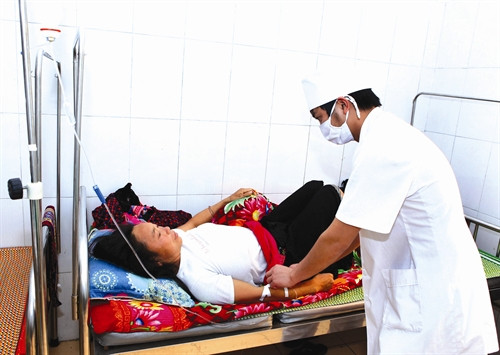 khi ốm đau, đồng bào Mông tự giác đến trung tâm y tế huyện Tủa Chùa để khám, chữa bệnh khi ốm đau, đồng bào Mông tự giác đến trung tâm y tế huyện Tủa Chùa để khám, chữa bệnh
