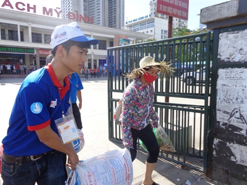 Sinh viên tình nguyện giúp đỡ thí sinh và người nhà tại bến xe Mỹ Đình. Sinh viên tình nguyện giúp đỡ thí sinh và người nhà tại bến xe Mỹ Đình.