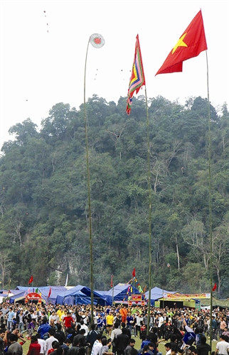 Đông đảo đồng bào và du khách tham gia trò chơi ném còn