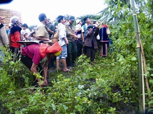 Thi bắn lá cây là một trong những hoạt động thu hút đông đảo dân làng tham gia