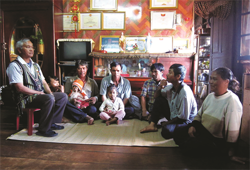 Già làng K’Brịp thường xuyên tuyên truyền, vận động nhân dân và gia đình học tập và làm theo tấm gương Bác Hồ