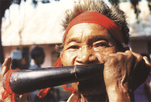 Thổi tù và trong ngày hội