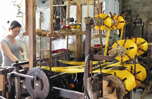 Hợp tác xã công nghiệp dệt Triều Khúc tạo việc làm cho nhiều lao động địa phương