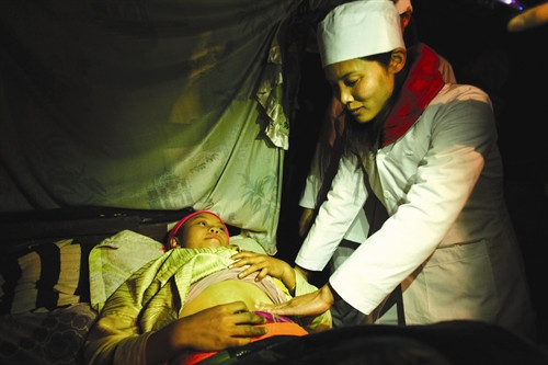 Thăm khám định kỳ cho phụ nữ có thai.