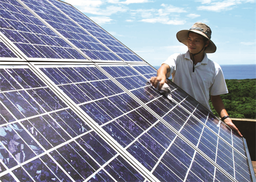 Bảo dưỡng tấm pin mặt trời trên đảo