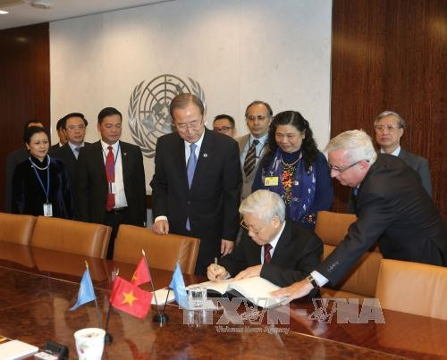 Tổng Bí thư Nguyễn Phú Trọng ký sổ lưu niệm tại Trụ sở Liên hợp quốc. Ảnh: Trí Dũng – TTXVN Tổng Bí thư Nguyễn Phú Trọng ký sổ lưu niệm tại Trụ sở Liên hợp quốc. Ảnh: Trí Dũng – TTXVN