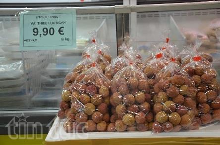 Vải thiều Việt Nam được bày bán tại siêu thị Thanh Bình Jeune Vải thiều Việt Nam được bày bán tại siêu thị Thanh Bình Jeune