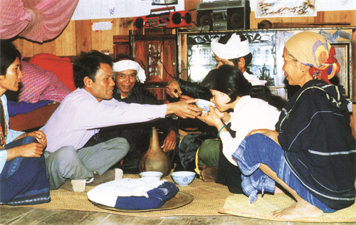 Một buổi lễ trong cộng đồng người Chu-ru Một buổi lễ trong cộng đồng người Chu-ru