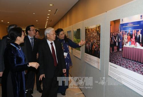 Tổng Bí thư Nguyễn Phú Trọng xem một số hình ảnh tại Triển lãm ảnh “Viêt Nam và Liên hợp quốc – Quan hệ đối tác vì một tương lai bền vững”. Ảnh: Trí Dũng – TTXVN Tổng Bí thư Nguyễn Phú Trọng xem một số hình ảnh tại Triển lãm ảnh “Viêt Nam và Liên hợp quốc – Quan hệ đối tác vì một tương lai bền vững”. Ảnh: Trí Dũng – TTXVN
