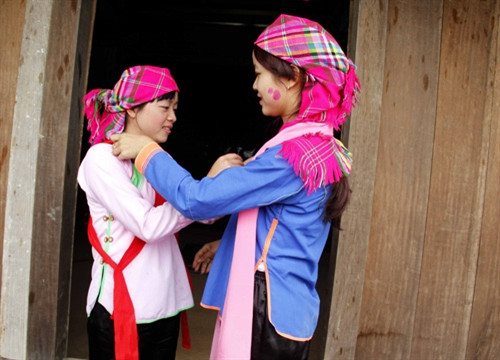 Nhà gái mặc trang phục cho cô dâu Nhà gái mặc trang phục cho cô dâu