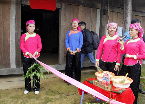 Nhà gái chăng dây đón nhà trai để thách hát đối Nhà gái chăng dây đón nhà trai để thách hát đối