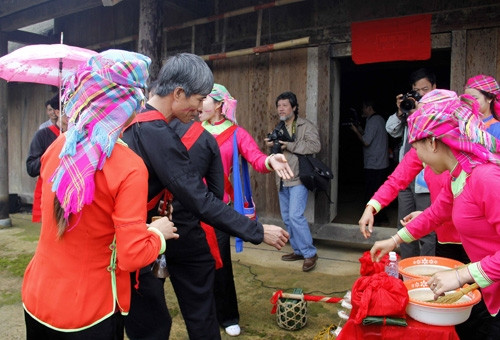 Uống rượu mừng và nghi thức té nước cầu may Uống rượu mừng và nghi thức té nước cầu may