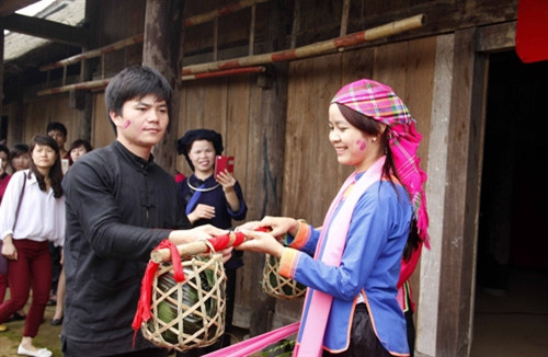 Trao lễ vật Trao lễ vật