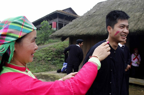 Nghi thức bôi phẩm hồng lên má cầu may mắn Nghi thức bôi phẩm hồng lên má cầu may mắn