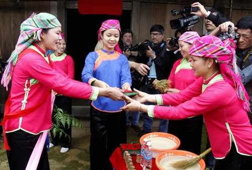 Nhà trai trao lễ vật cho nhà gái Nhà trai trao lễ vật cho nhà gái