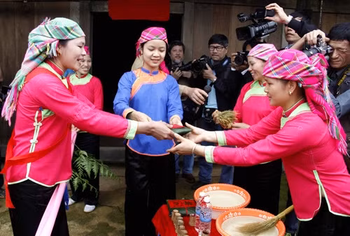 Nhà trai trao lễ vật cho nhà gái