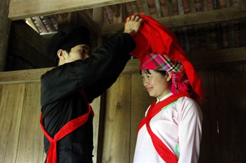 Chú rể mở khăn che mặt cho cô dâu tại nhà trai Chú rể mở khăn che mặt cho cô dâu tại nhà trai