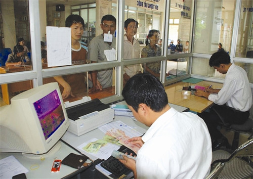 Đồng bào làm thủ tục khám bệnh bằng bảo hiểm y tế Đồng bào làm thủ tục khám bệnh bằng bảo hiểm y tế