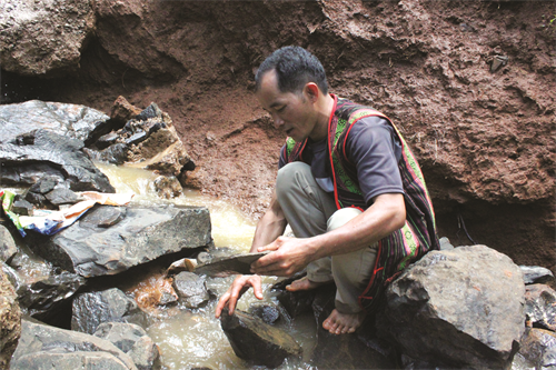 Nhiều thanh đá với kích thước lớn nhỏ khác nhau, có âm điệu như tiếng cồng chiêng đã được anh Phương tìm thấy ở suối Đắk Ka