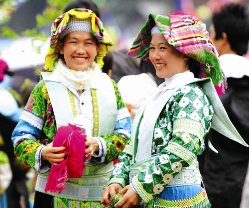 Thiếu nữ dân tộc trong ngày hội