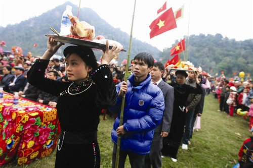 Lễ vật dâng cúng thần linh là những sản vật đặc trưng của địa phương