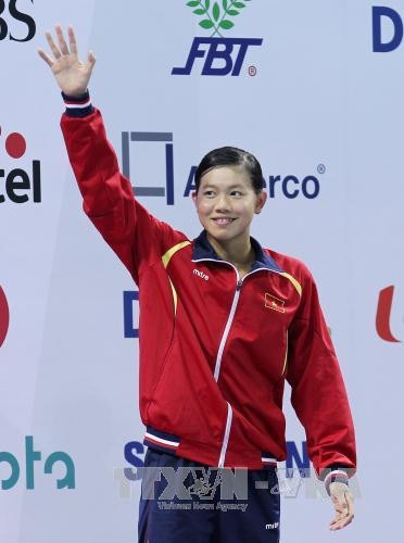 Kình ngư Nguyễn Thị Ánh Viên vui mừng với cú đúp HCV tối 6/6. Ảnh: Quốc Khánh - TTXVN