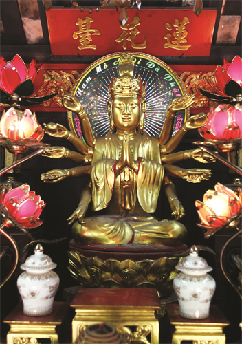 Tượng phật nghìn mắt nghìn tay trong chùa Một Cột