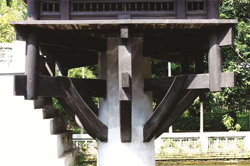 Chùa Một Cột được dựng trên cột cao 4 mét, đường kính 1,2 mét.