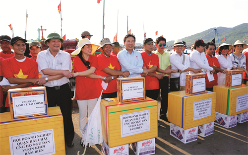 Đại diện các doanh nghiệp tại Đà Nẵng nắm tay đồng hành cùng hỗ trợ ngư dân vươn khơi, bám biển Đại diện các doanh nghiệp tại Đà Nẵng nắm tay đồng hành cùng hỗ trợ ngư dân vươn khơi, bám biển