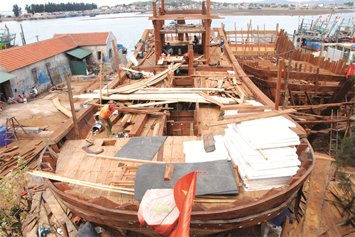 Ngư dân Nghệ An đóng mới nhiều tàu thuyền có công suất lớn để có thể vươn khơi, bám biển dài ngày Ngư dân Nghệ An đóng mới nhiều tàu thuyền có công suất lớn để có thể vươn khơi, bám biển dài ngày