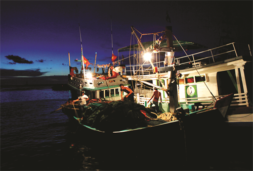 Ngư dân chuẩn bị tàu ra Hoàng Sa đánh bắt hải sản Ngư dân chuẩn bị tàu ra Hoàng Sa đánh bắt hải sản