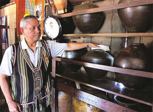 Lưu giữ chiêng, chóe cổ đặc trưng văn hóa của dân tộc mình là sở thích của già làng K’Brịp