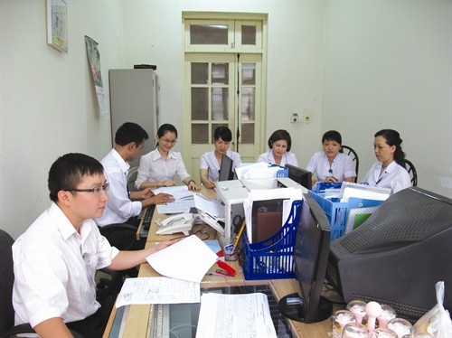 Giám định viên bảo hiểm thường trực tại bệnh viện giải quyết chế độ bảo hiểm y tế cho đồng bào