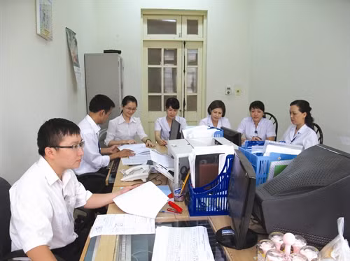 Giám định viên bảo hiểm thường trực tại bệnh viện giải quyết chế độ bảo hiểm y tế cho đồng bào