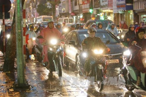 Mưa lớn khiến việc đi lại khó khăn