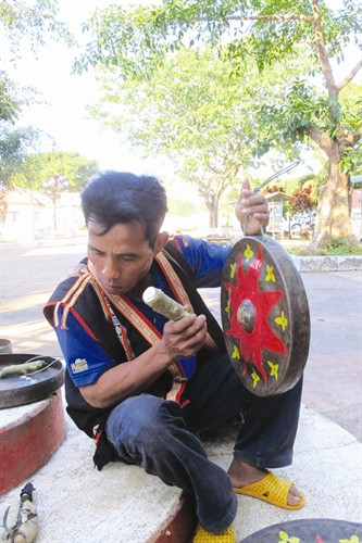 Được cha truyền dạy nên nghệ nhân Y Khuynh biết gõ cồng chiêng từ khi còn rất nhỏ