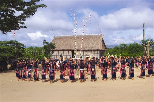 Các chàng trai, cô gái tưng bừng trong điệu múa cồng chiêng