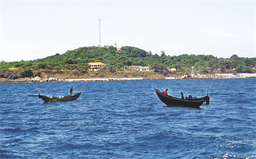 Đảo Cồn Cỏ nhìn từ phía đất liền