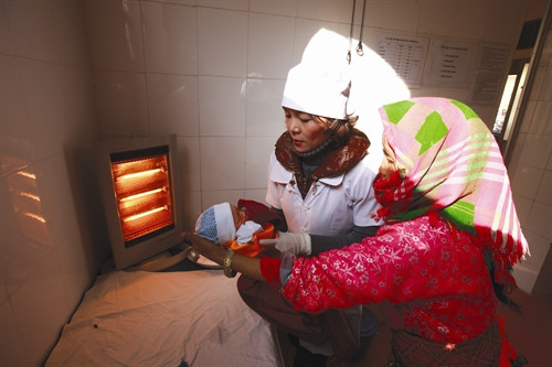 Bác sĩ Trung tâm y tế huyện Yên Minh (Hà Giang) hướng dẫn cách chăm sóc trẻ sơ sinh.