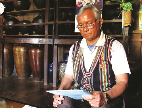 Nghiên cứu tài liệu, sách báo để tìm hiểu thông tin thời sự là một việc làm thường xuyên của già làng K’Brịp